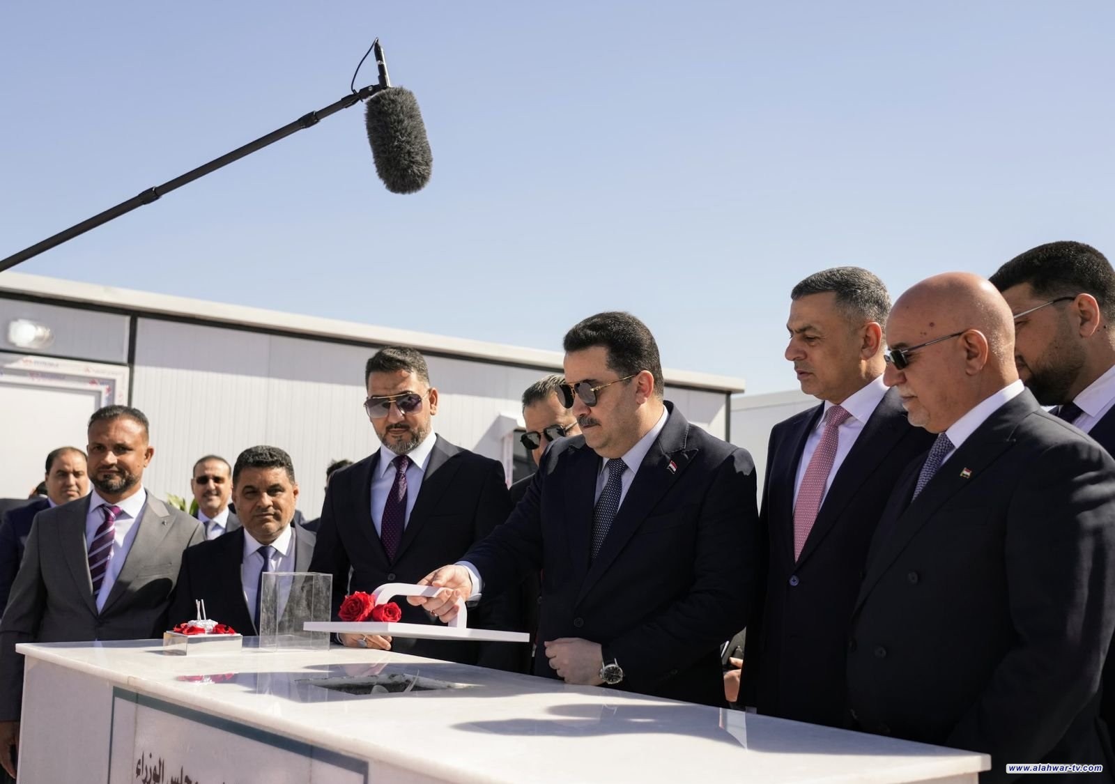 رئيس الوزراء يضع حجر الأساس لمشروع أعمال تطوير البنى التحتية في قضاء المدينة بالبصرة